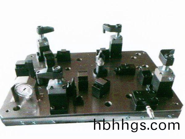 齒(chi)輪(lun)室(shi)罩蓋液(ye)壓裌(jia)具